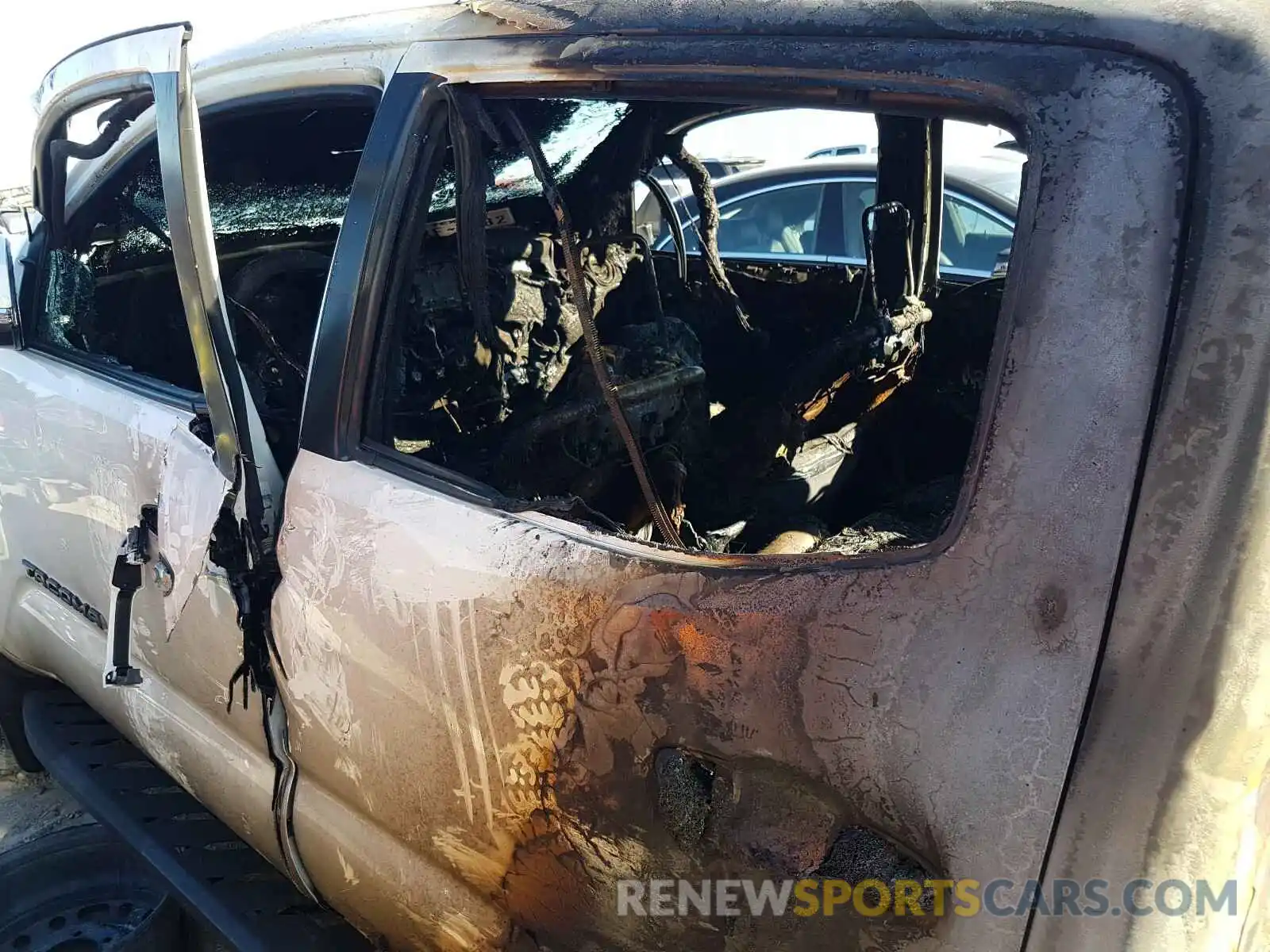 10 Photograph of a damaged car 5TFAZ5CN0KX086936 TOYOTA TACOMA 2019