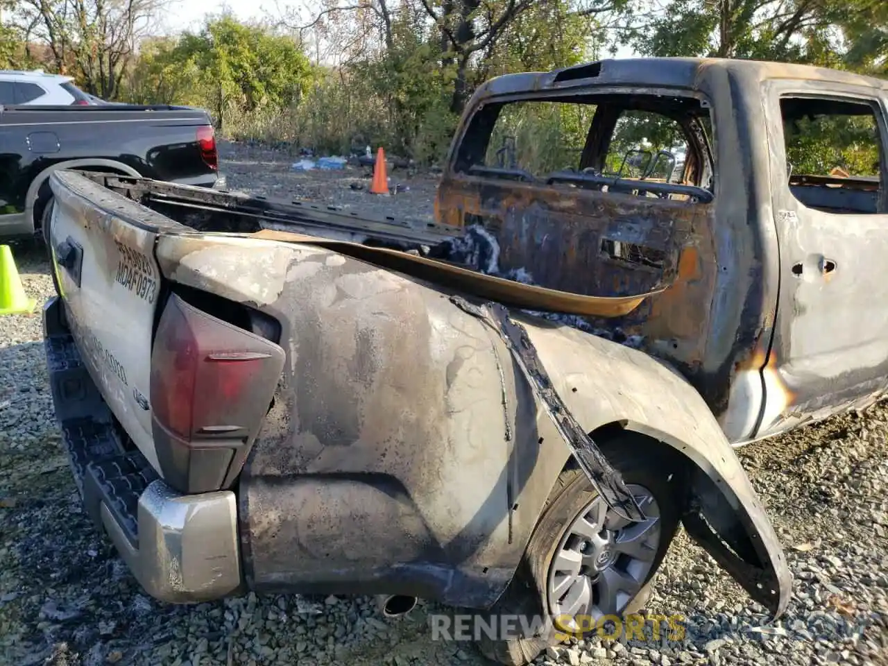 10 Photograph of a damaged car 5TFAZ5CN1KX076562 TOYOTA TACOMA 2019