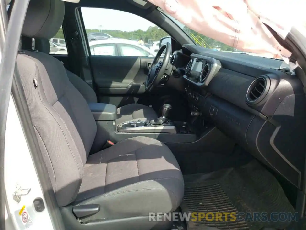 5 Photograph of a damaged car 5TFAZ5CN1KX077047 TOYOTA TACOMA 2019