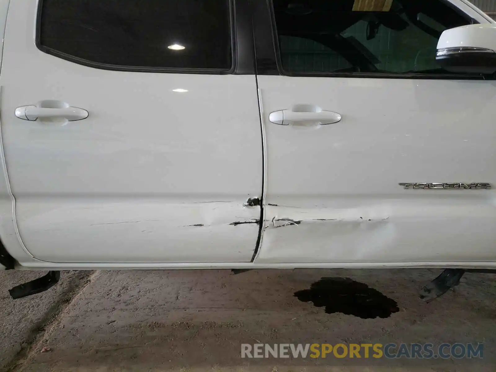 9 Photograph of a damaged car 5TFAZ5CN1KX077565 TOYOTA TACOMA 2019