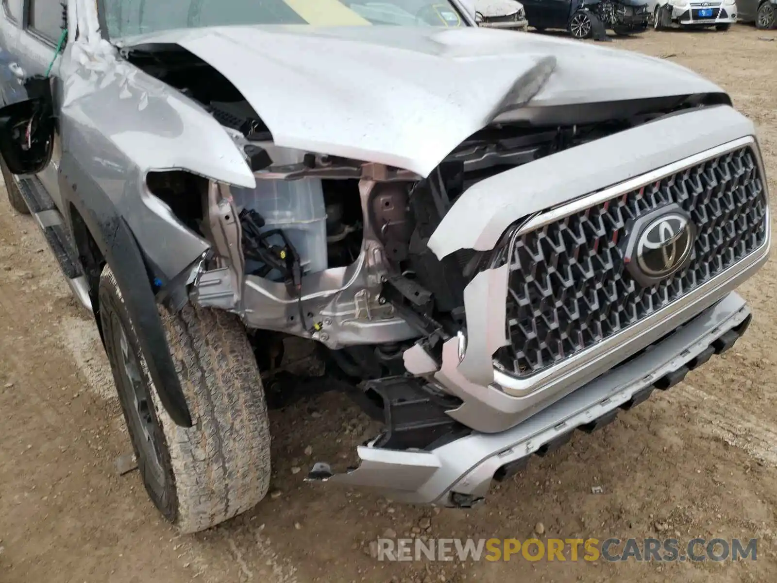 9 Photograph of a damaged car 5TFAZ5CN1KX082555 TOYOTA TACOMA 2019