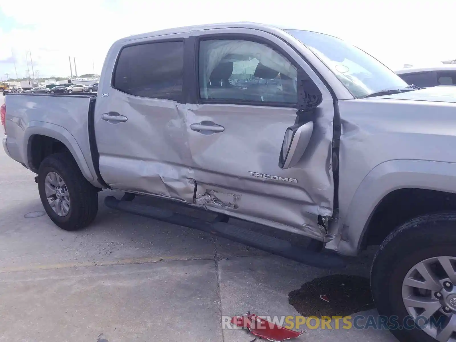 9 Photograph of a damaged car 5TFAZ5CN2KX081723 TOYOTA TACOMA 2019