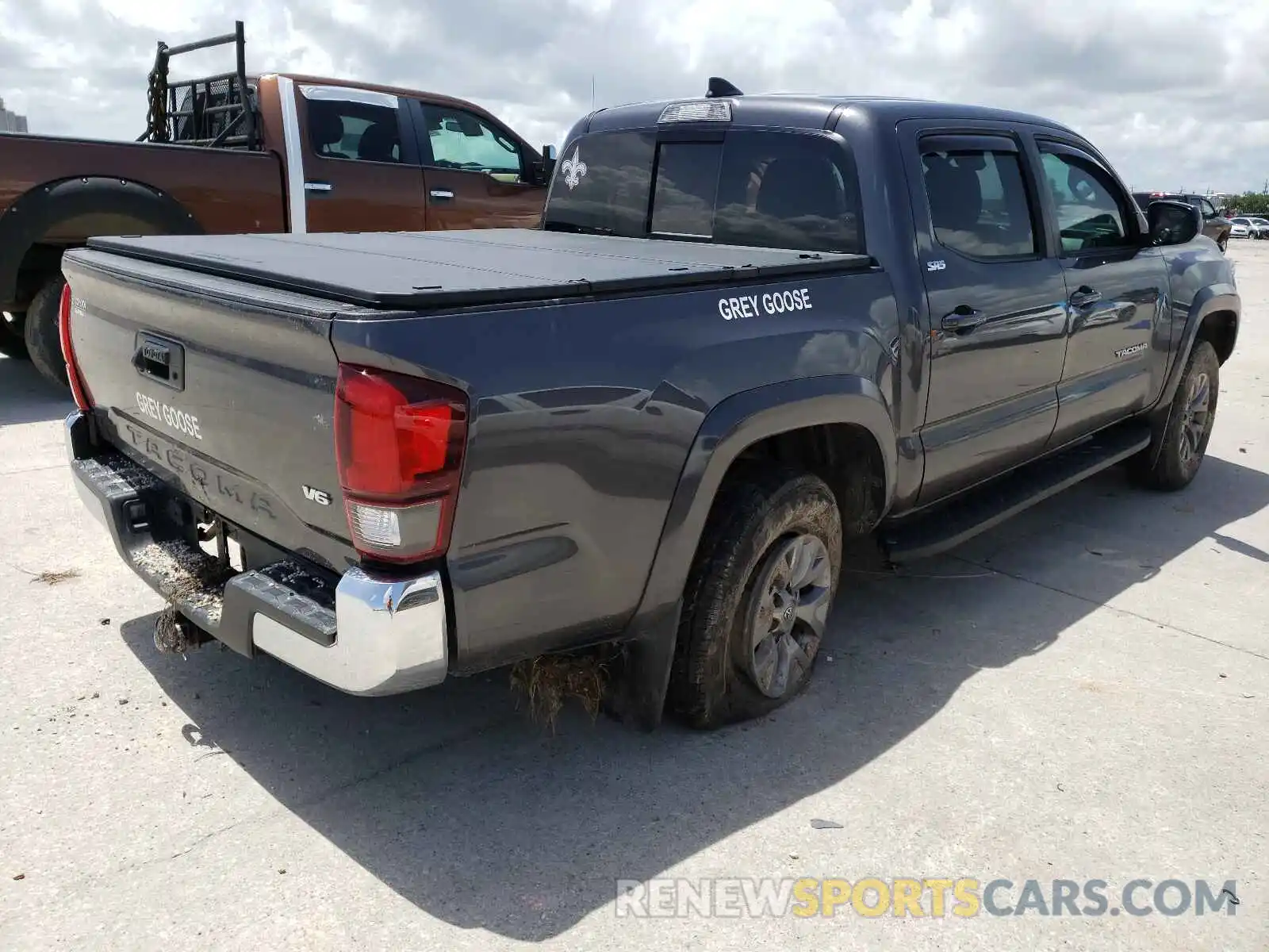 4 Photograph of a damaged car 5TFAZ5CN4KX075972 TOYOTA TACOMA 2019