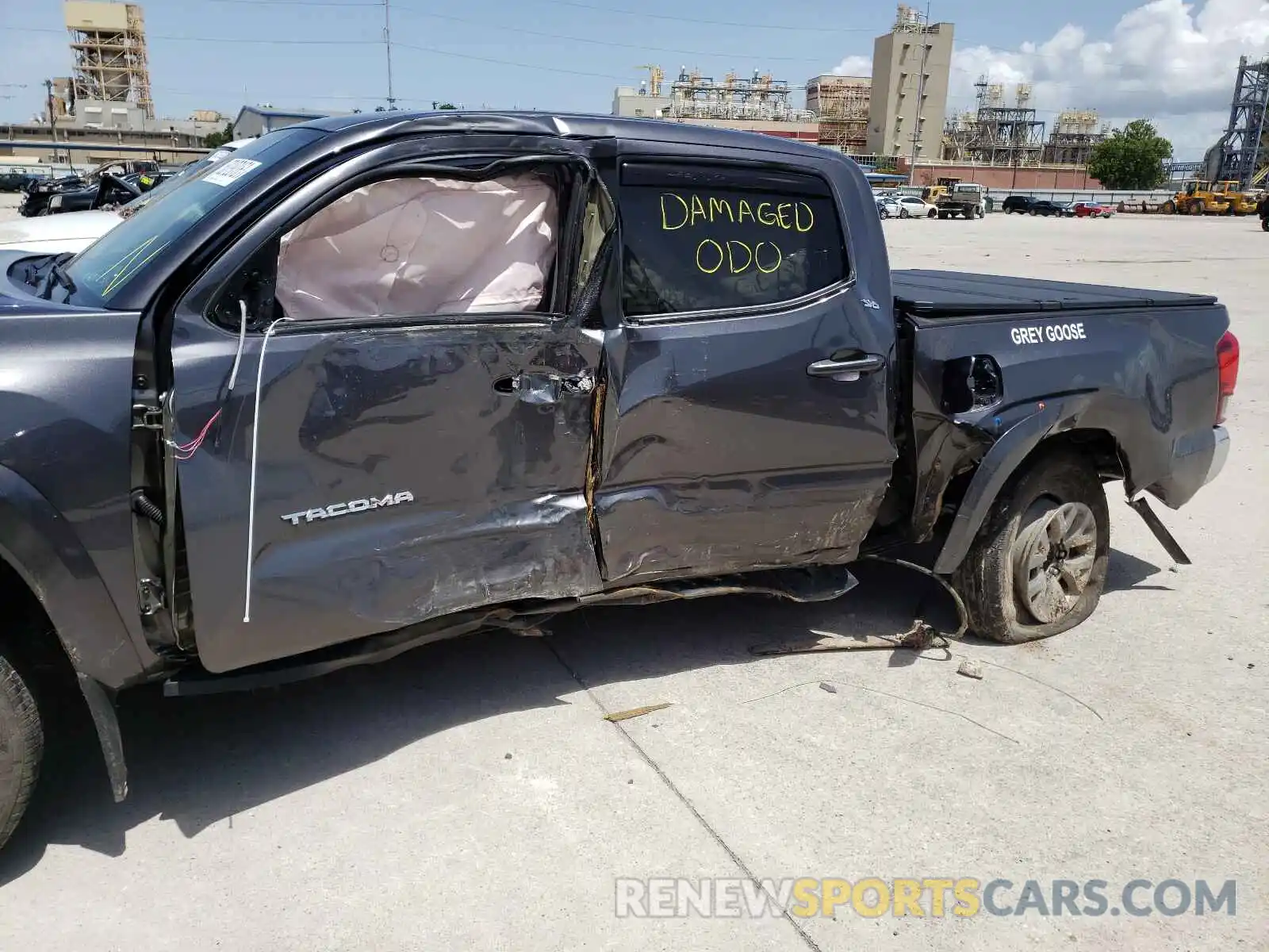 9 Photograph of a damaged car 5TFAZ5CN4KX075972 TOYOTA TACOMA 2019