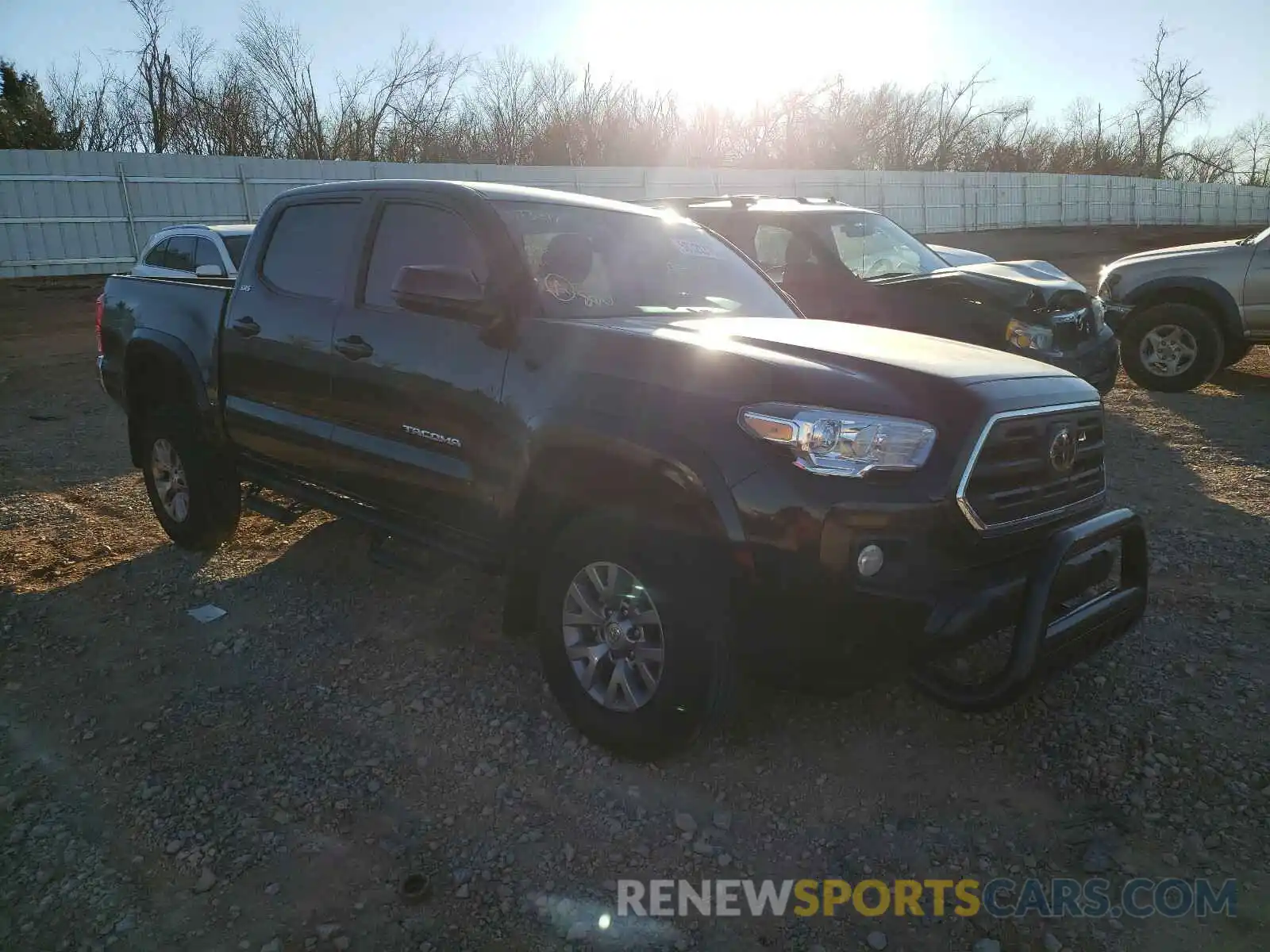 1 Фотография поврежденного автомобиля 5TFAZ5CN6KX073317 TOYOTA TACOMA 2019