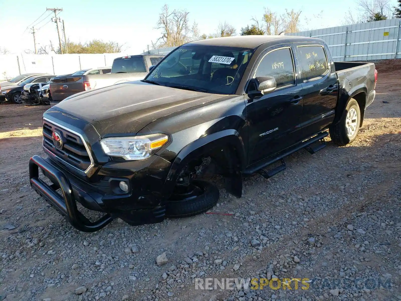 2 Фотография поврежденного автомобиля 5TFAZ5CN6KX073317 TOYOTA TACOMA 2019