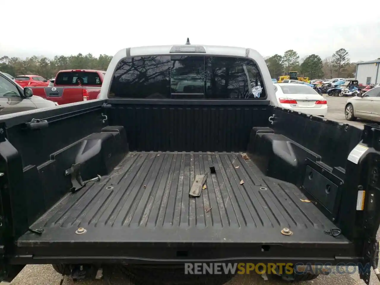 9 Photograph of a damaged car 5TFAZ5CN6KX082017 TOYOTA TACOMA 2019