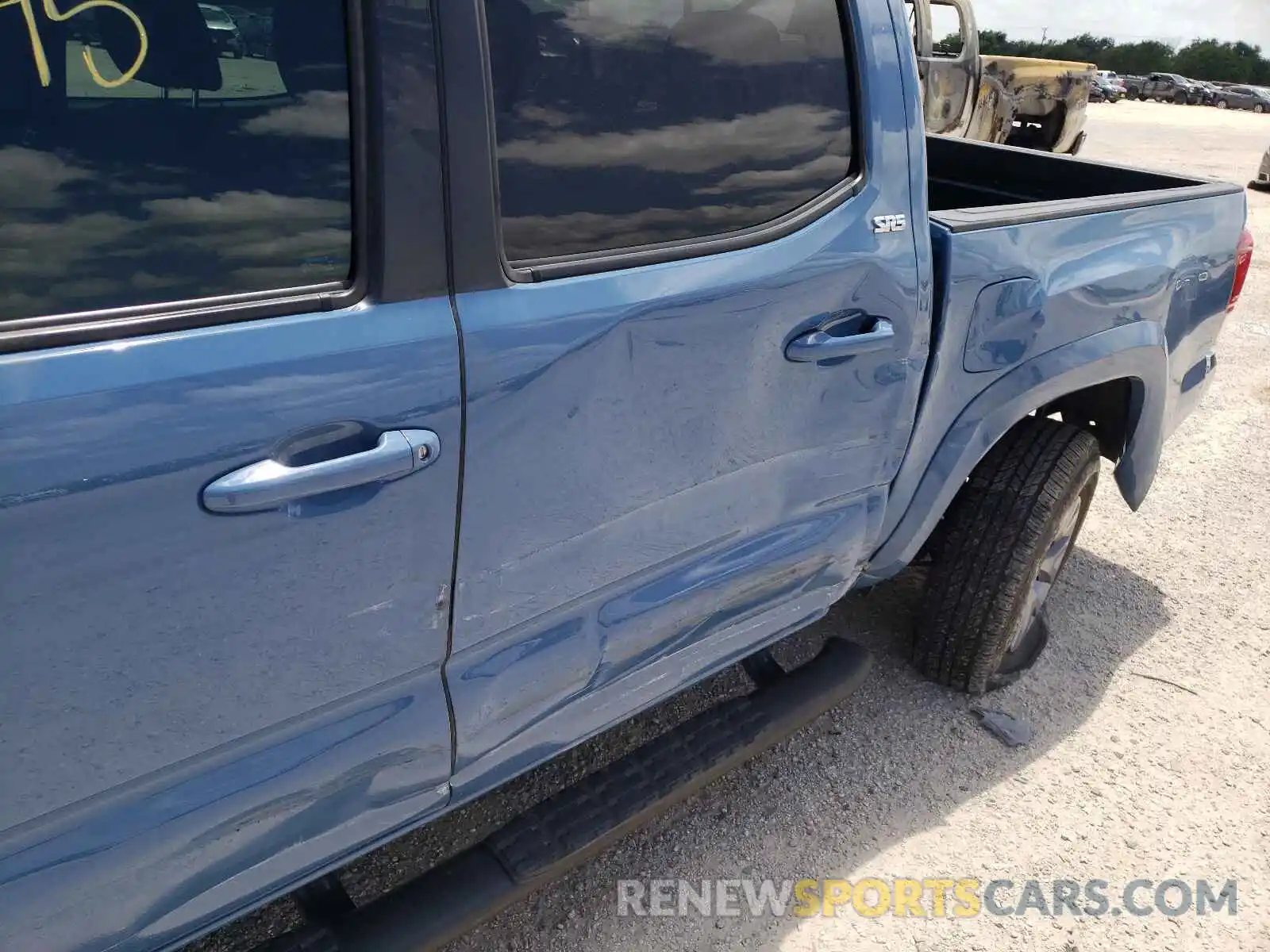 9 Photograph of a damaged car 5TFAZ5CN8KX076154 TOYOTA TACOMA 2019