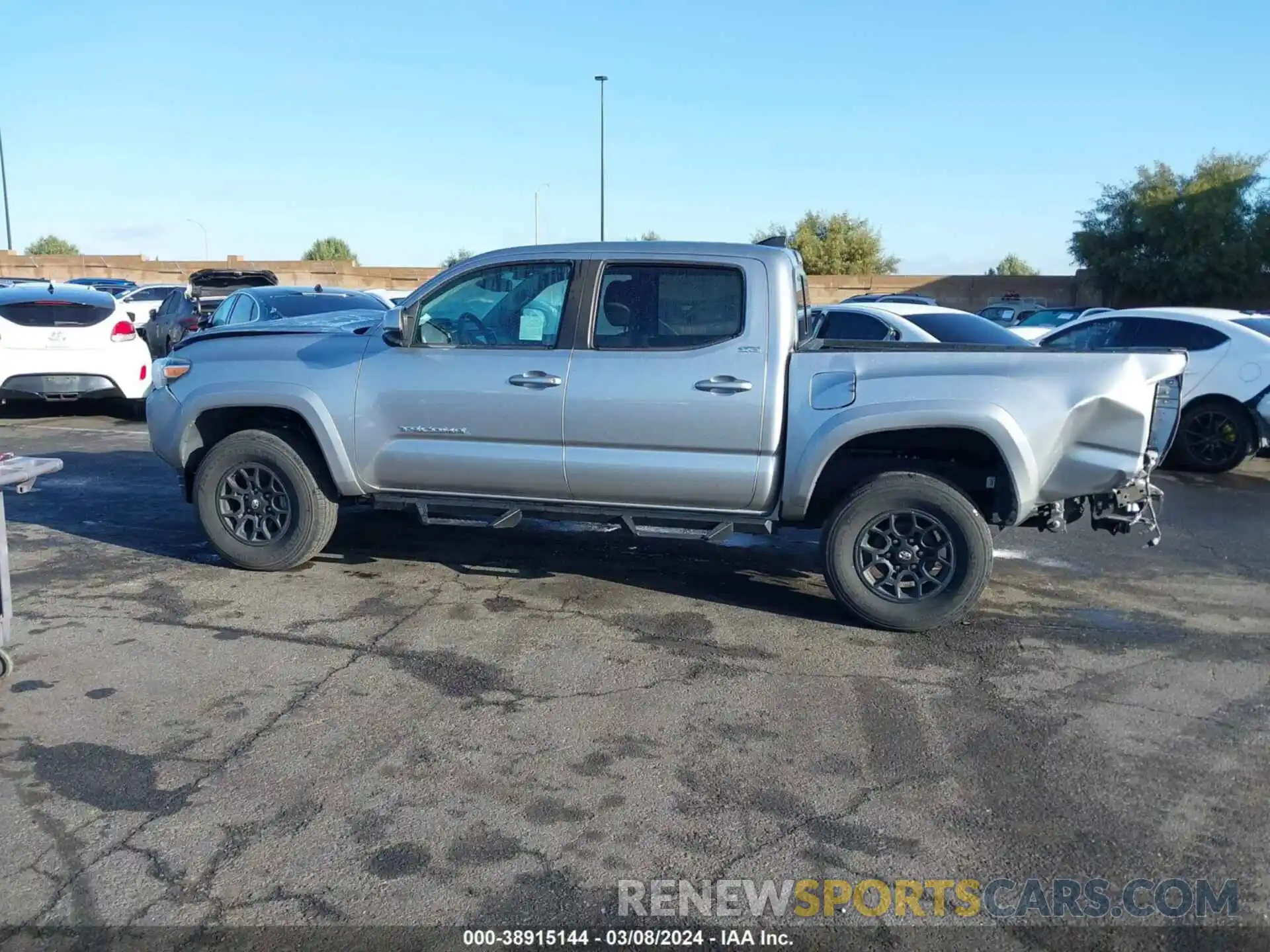 15 Photograph of a damaged car 5TFAZ5CN8KX083136 TOYOTA TACOMA 2019