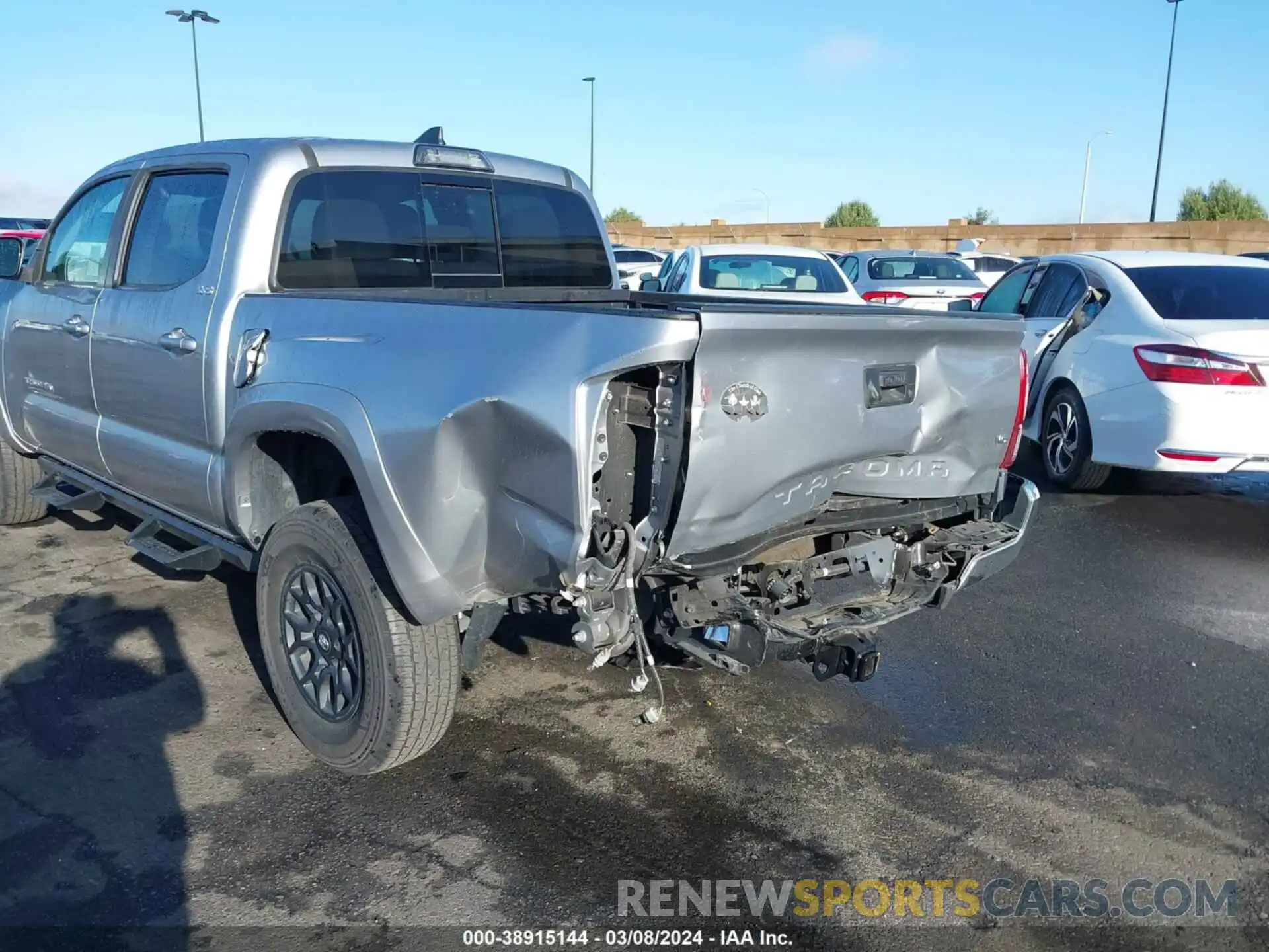 18 Photograph of a damaged car 5TFAZ5CN8KX083136 TOYOTA TACOMA 2019