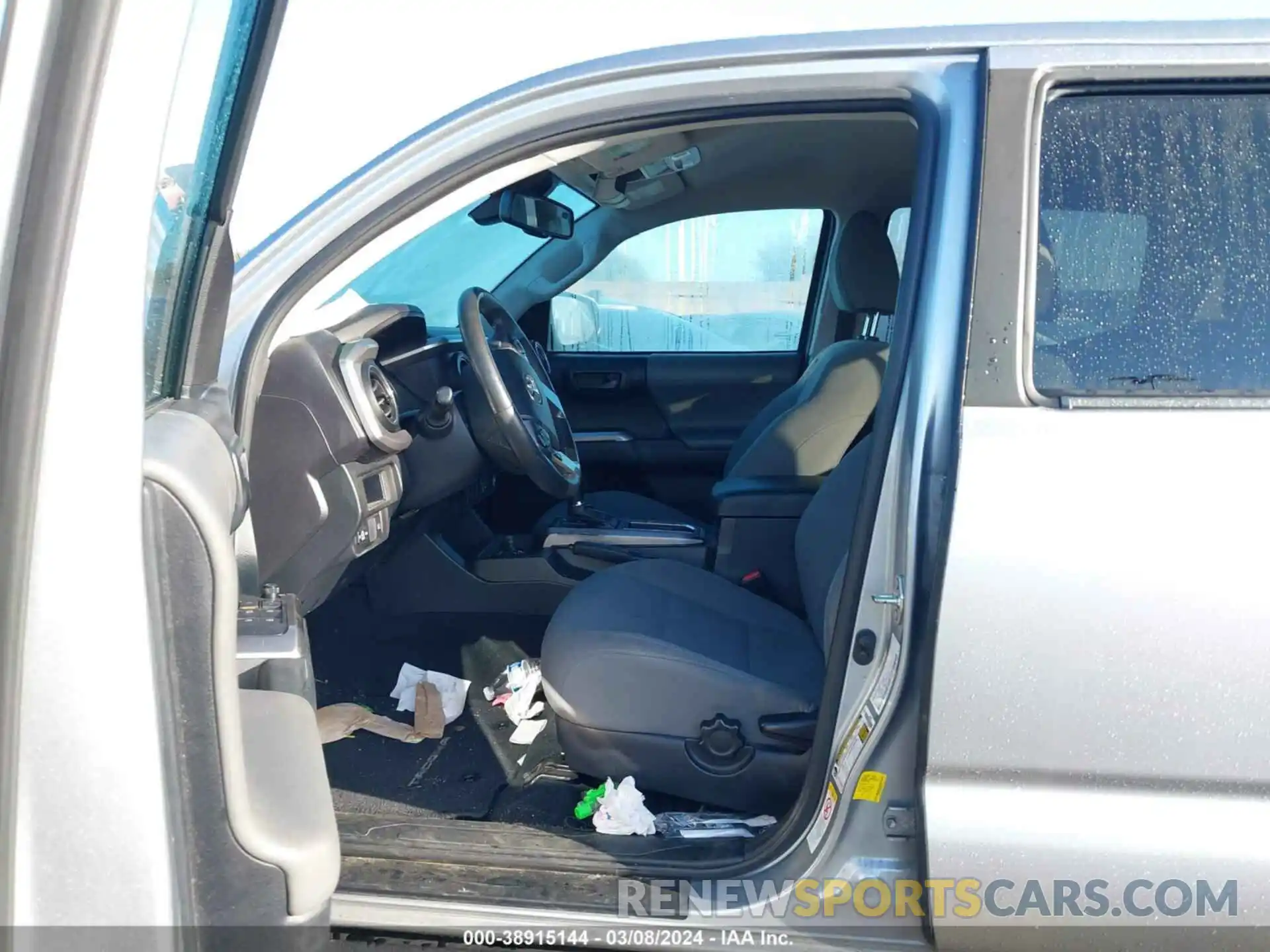 5 Photograph of a damaged car 5TFAZ5CN8KX083136 TOYOTA TACOMA 2019