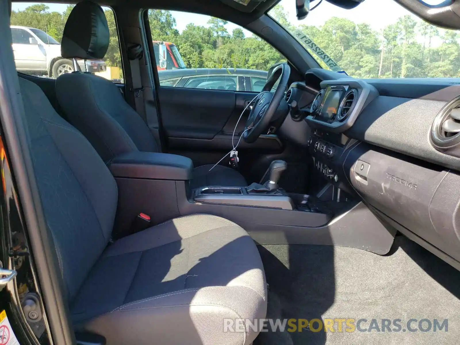 5 Photograph of a damaged car 5TFAZ5CN9KX086904 TOYOTA TACOMA 2019