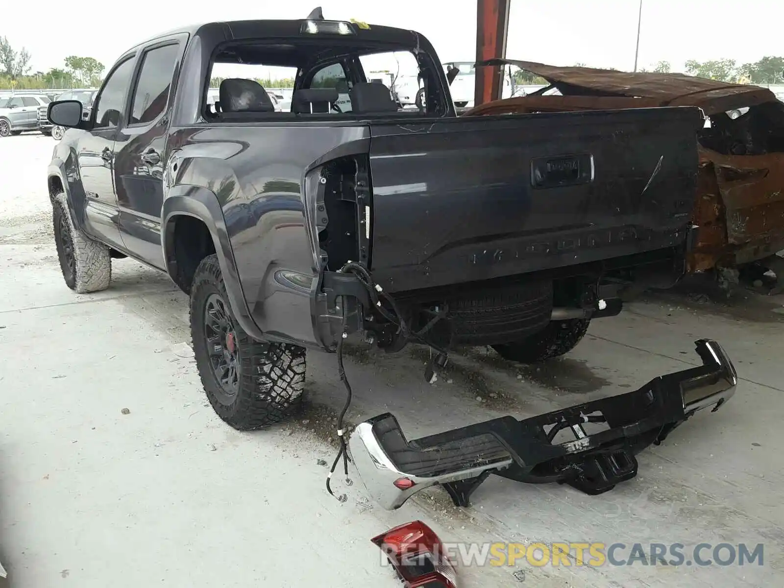 3 Фотография поврежденного автомобиля 5TFAZ5CNXKX074647 TOYOTA TACOMA 2019