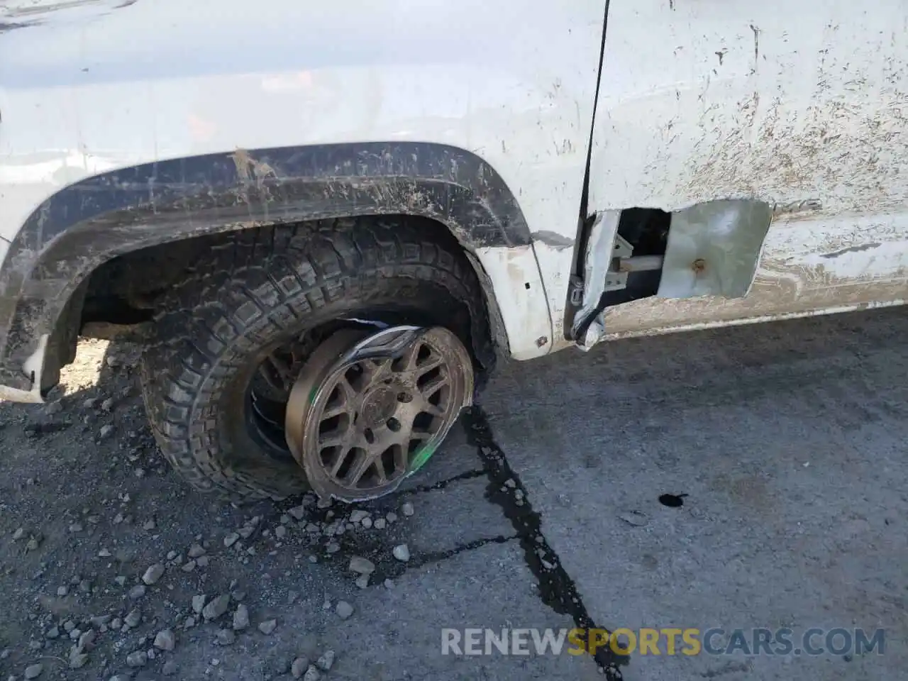 9 Photograph of a damaged car 5TFCZ5AN0KX169763 TOYOTA TACOMA 2019