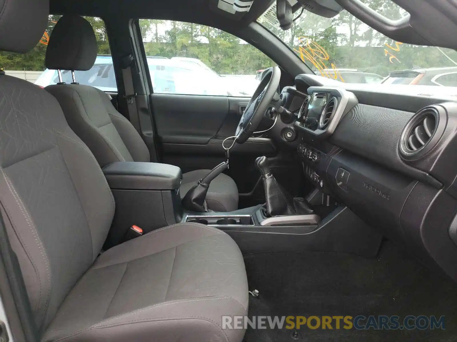 5 Photograph of a damaged car 5TFCZ5AN0KX183145 TOYOTA TACOMA 2019