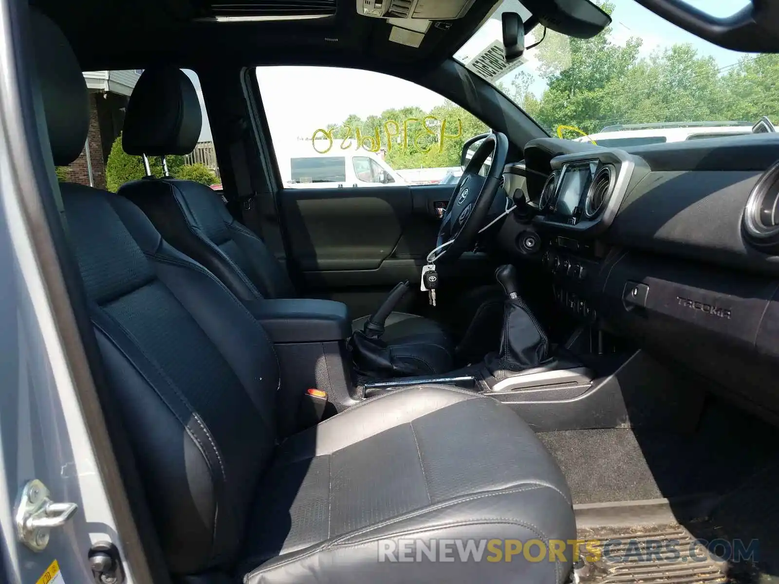 5 Photograph of a damaged car 5TFCZ5AN0KX204026 TOYOTA TACOMA 2019