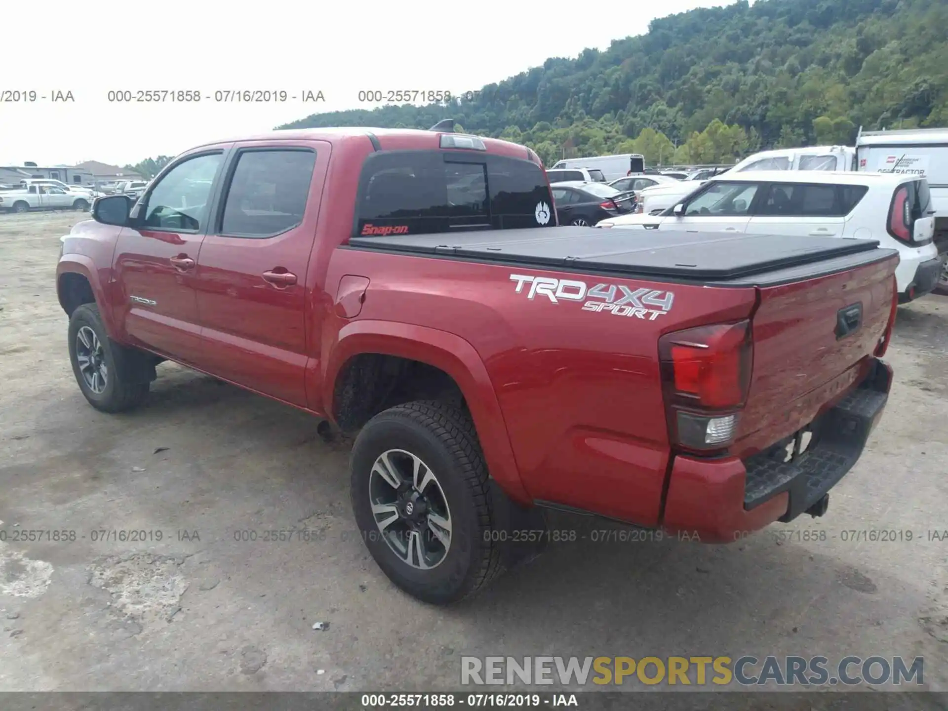 3 Фотография поврежденного автомобиля 5TFCZ5AN1KX181923 TOYOTA TACOMA 2019