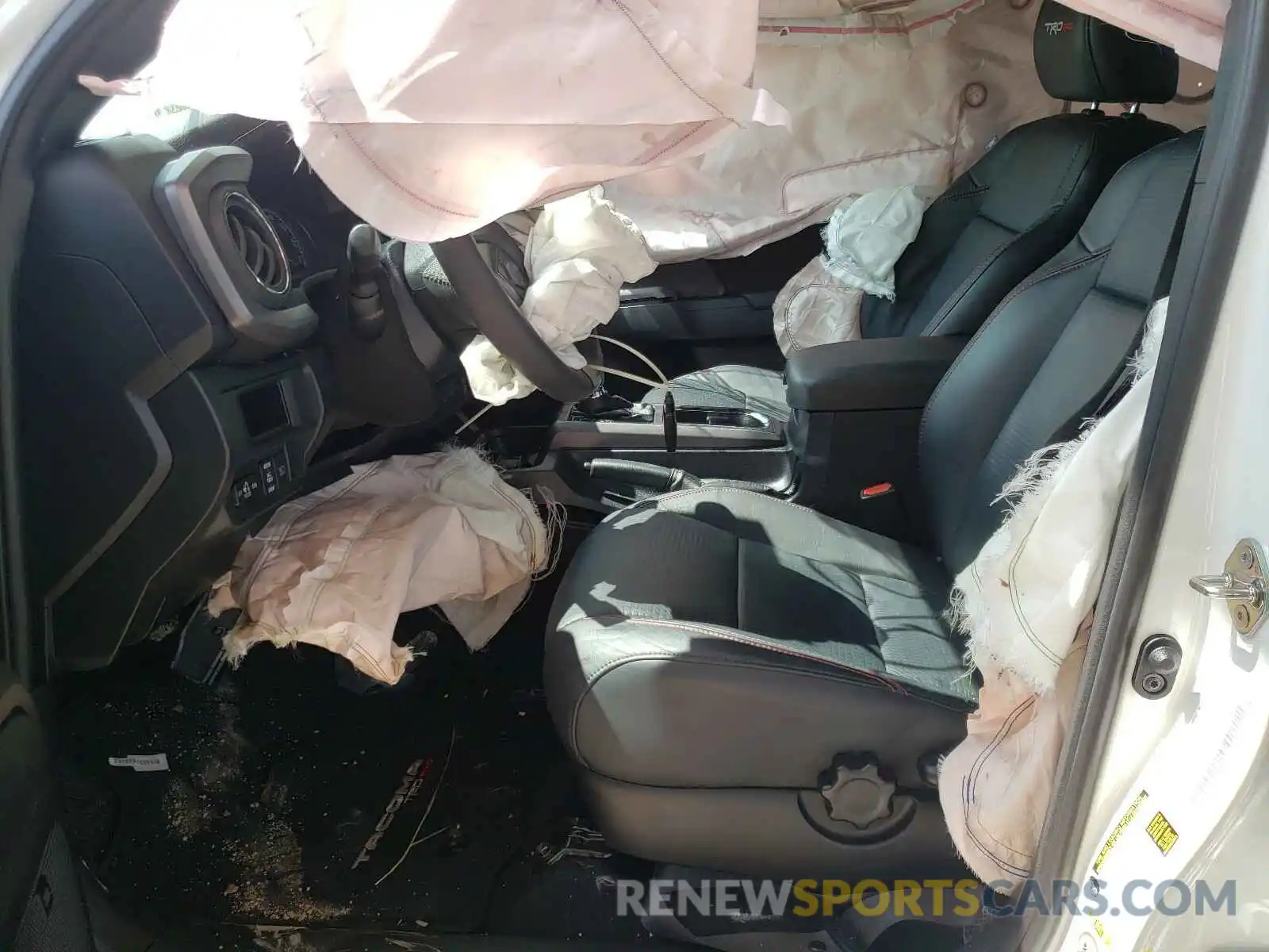 5 Photograph of a damaged car 5TFCZ5AN1KX189049 TOYOTA TACOMA 2019