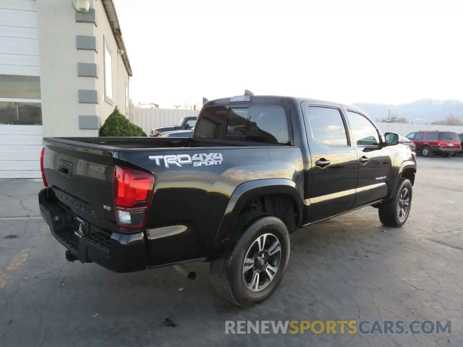 4 Фотография поврежденного автомобиля 5TFCZ5AN2KX171644 TOYOTA TACOMA 2019