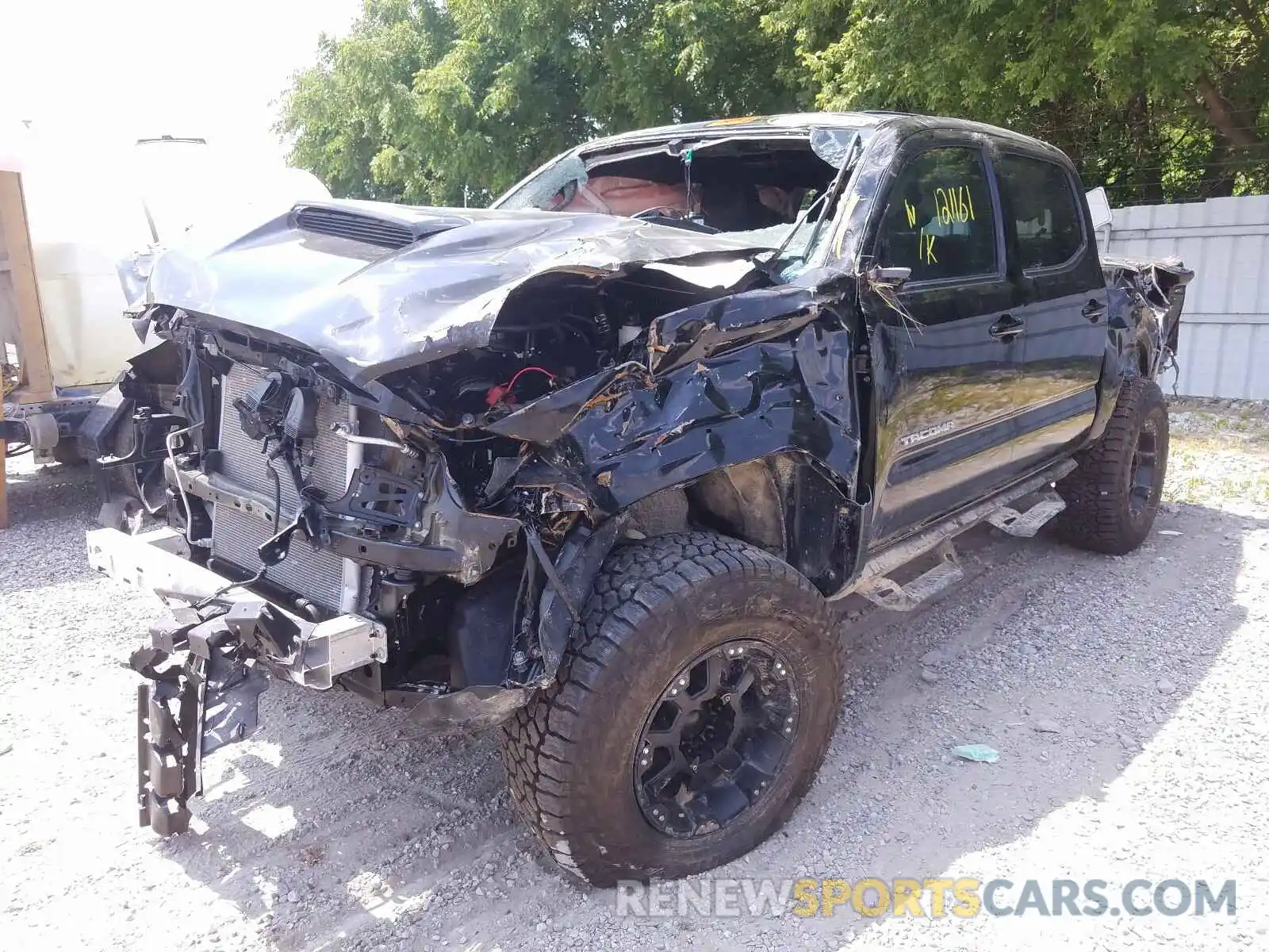 2 Фотография поврежденного автомобиля 5TFCZ5AN2KX174009 TOYOTA TACOMA 2019