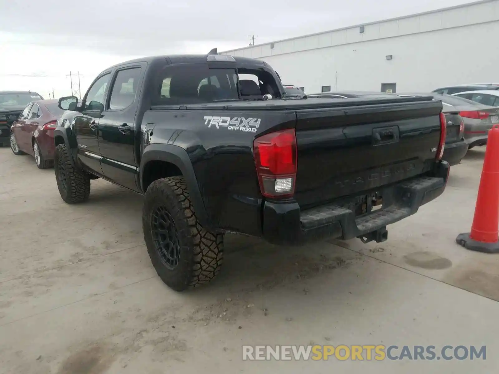 3 Фотография поврежденного автомобиля 5TFCZ5AN2KX176827 TOYOTA TACOMA 2019