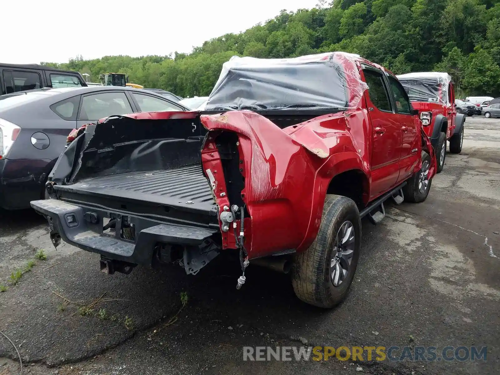 4 Photograph of a damaged car 5TFCZ5AN2KX190470 TOYOTA TACOMA 2019