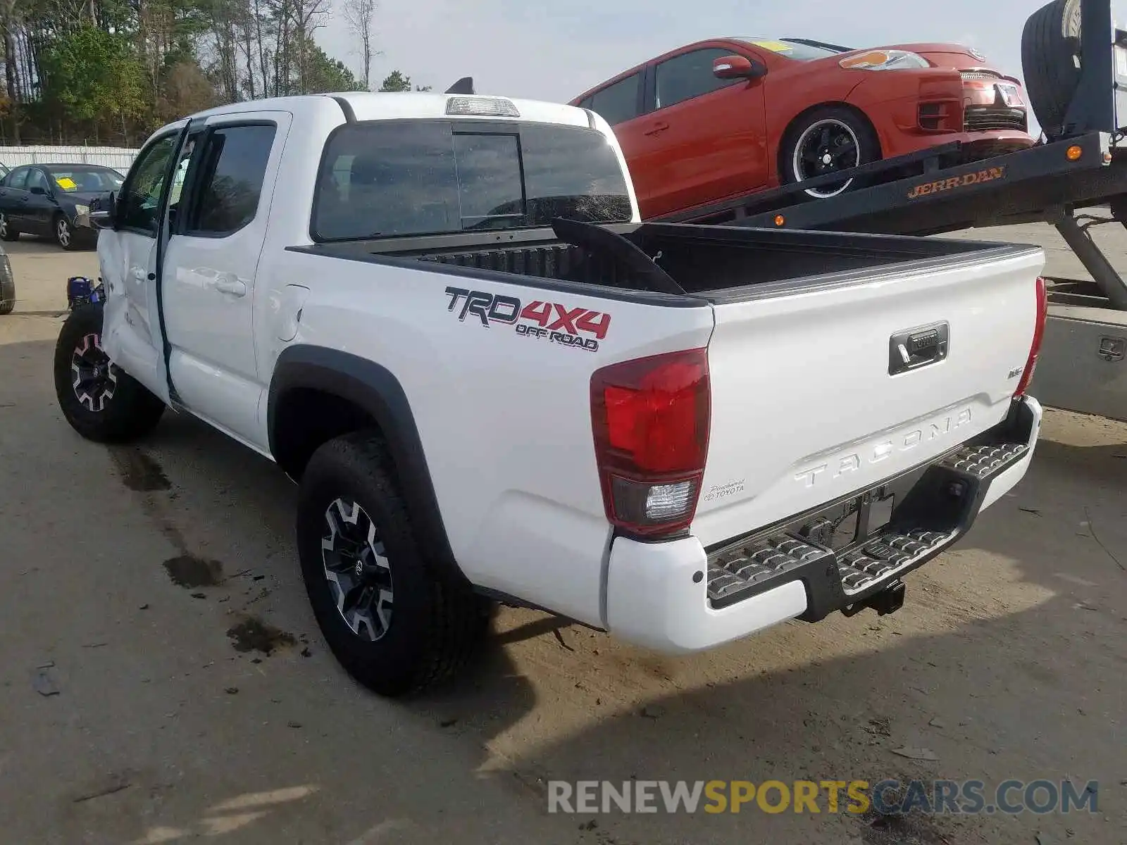 3 Фотография поврежденного автомобиля 5TFCZ5AN2KX190517 TOYOTA TACOMA 2019