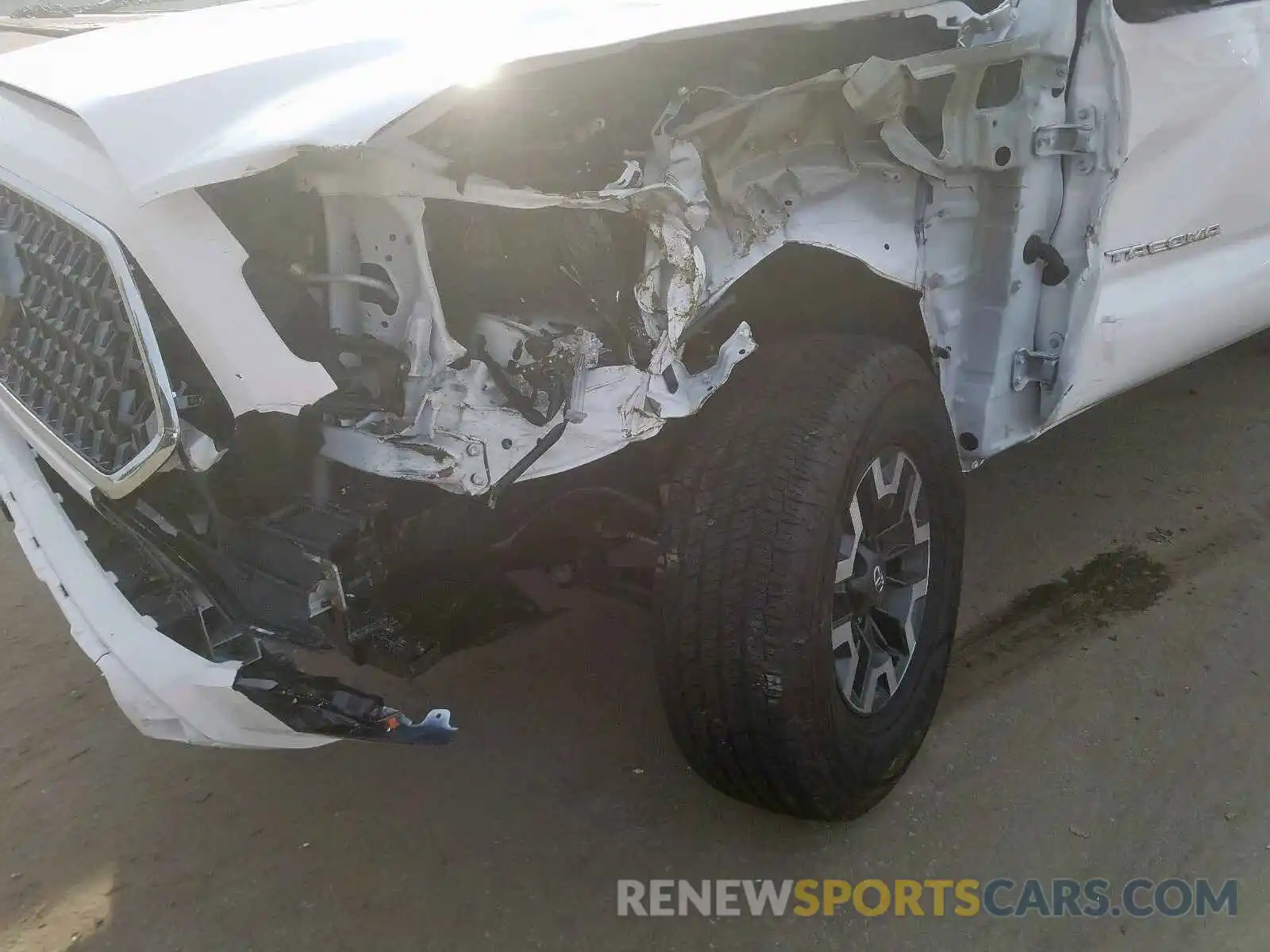 9 Photograph of a damaged car 5TFCZ5AN2KX190517 TOYOTA TACOMA 2019