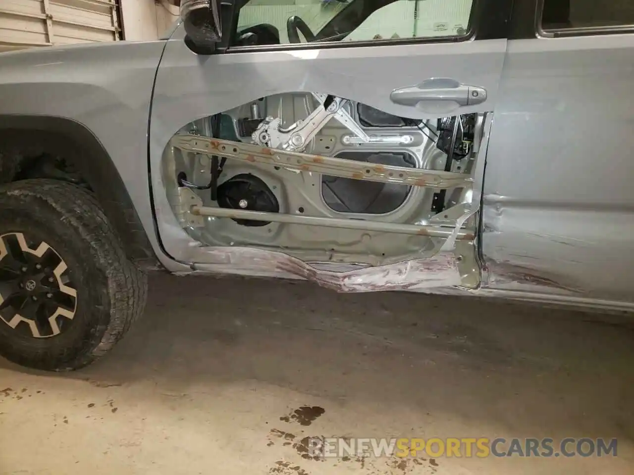 9 Photograph of a damaged car 5TFCZ5AN2KX191201 TOYOTA TACOMA 2019