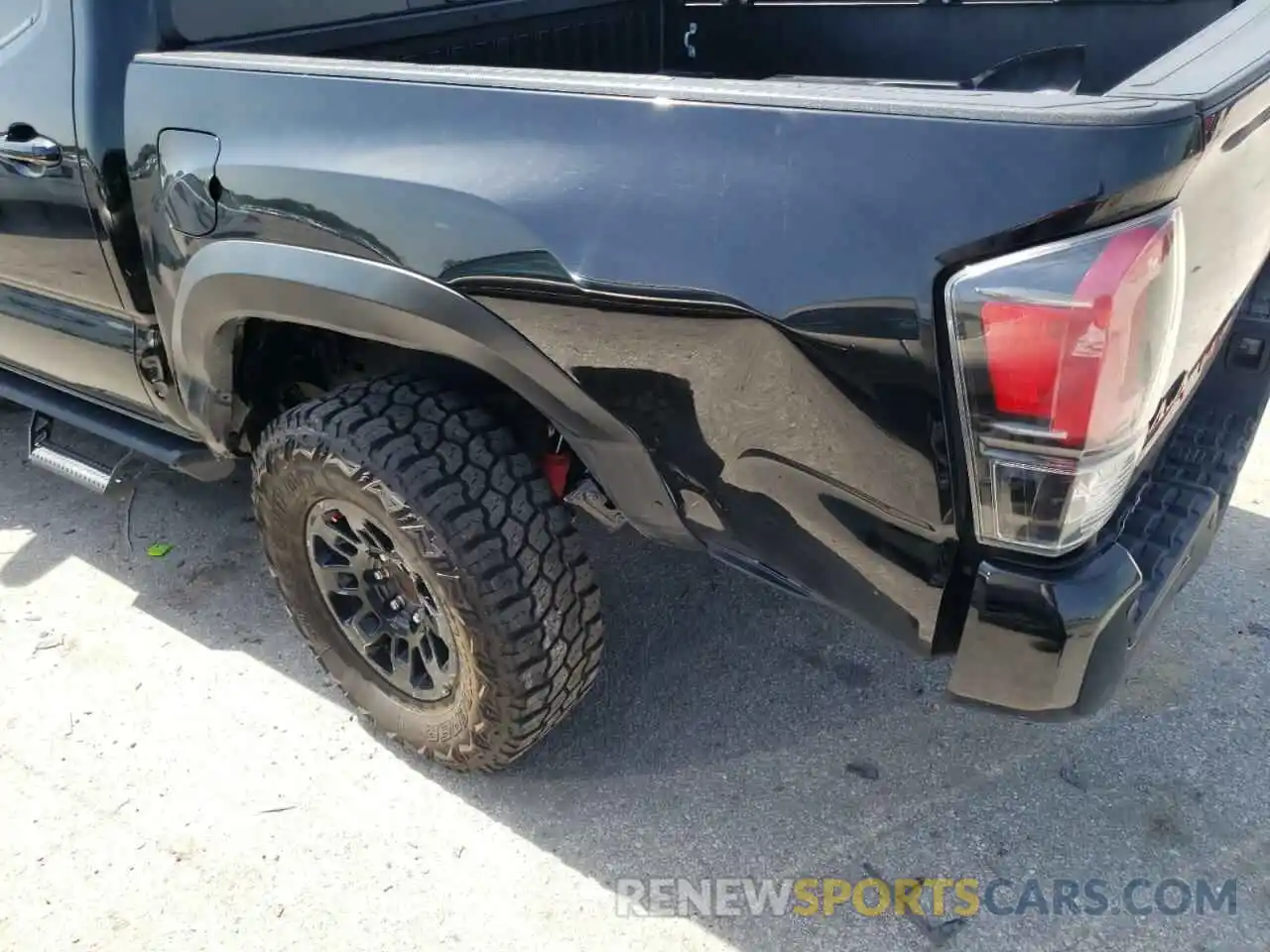 9 Photograph of a damaged car 5TFCZ5AN2KX193336 TOYOTA TACOMA 2019