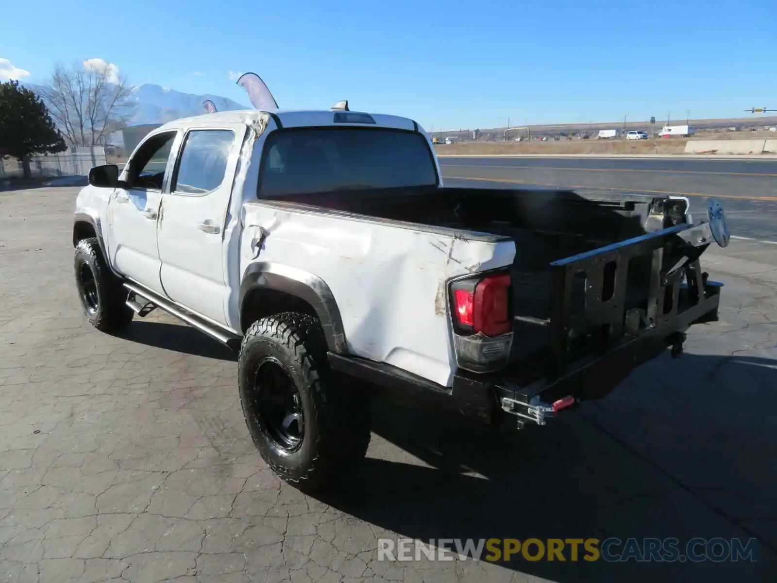 3 Фотография поврежденного автомобиля 5TFCZ5AN2KX211026 TOYOTA TACOMA 2019