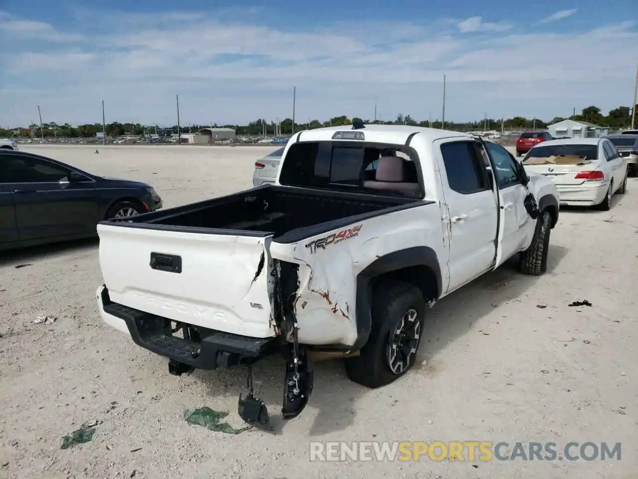 4 Фотография поврежденного автомобиля 5TFCZ5AN3KX190686 TOYOTA TACOMA 2019