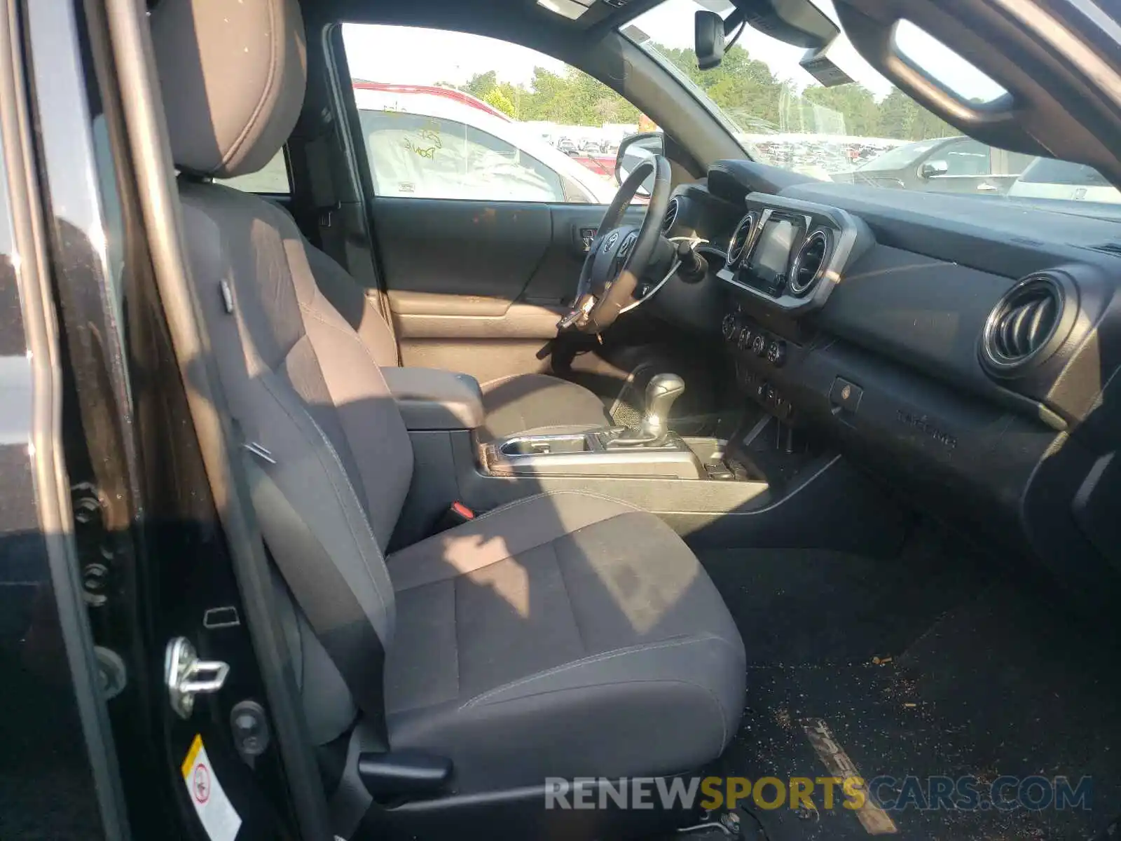 5 Photograph of a damaged car 5TFCZ5AN3KX194978 TOYOTA TACOMA 2019