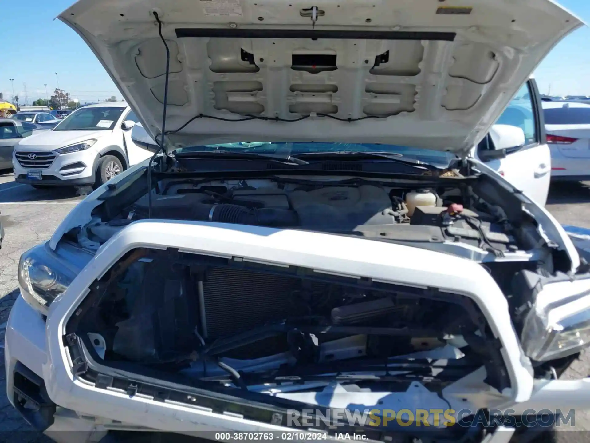 10 Photograph of a damaged car 5TFCZ5AN3KX204487 TOYOTA TACOMA 2019