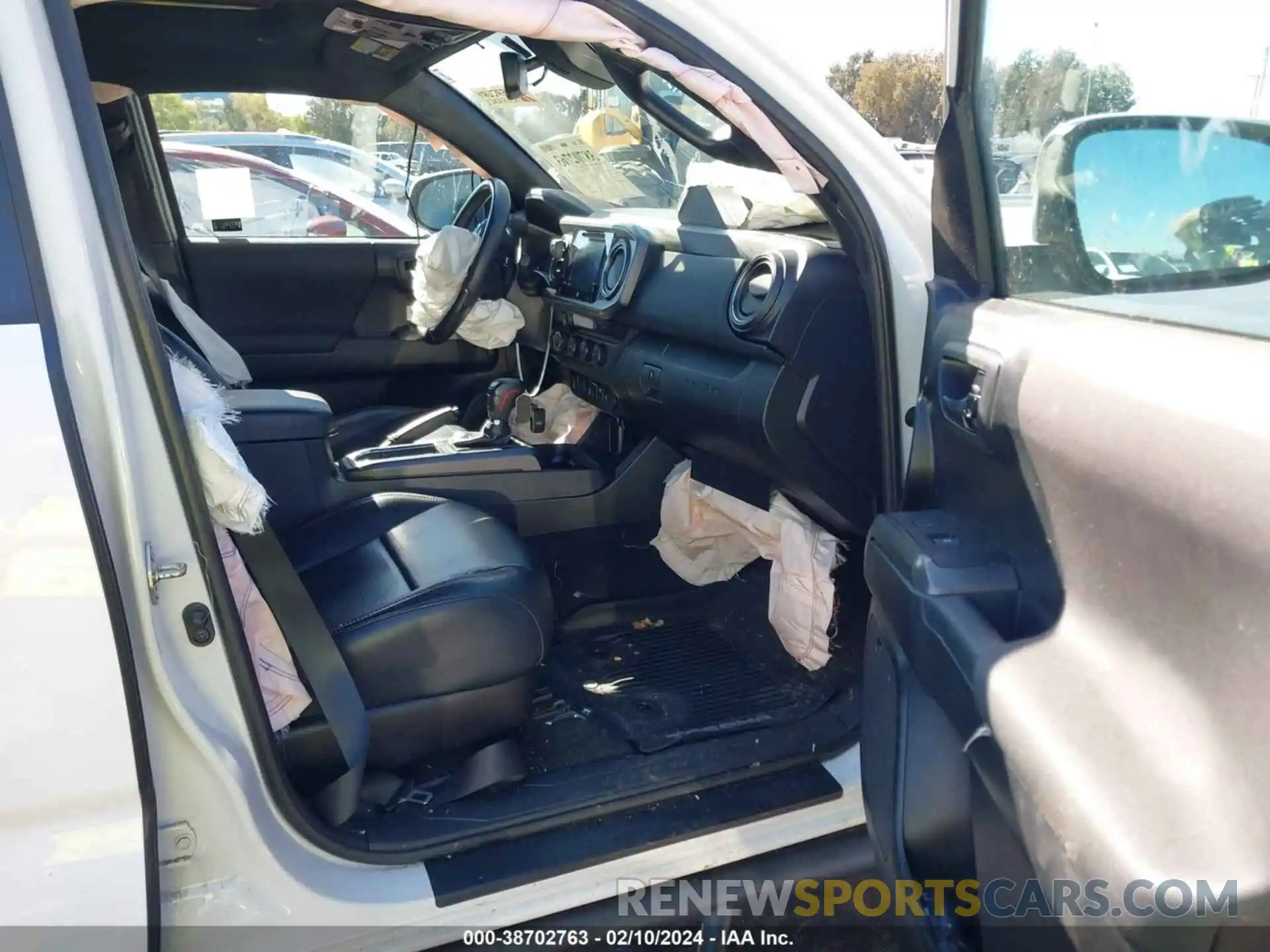 5 Photograph of a damaged car 5TFCZ5AN3KX204487 TOYOTA TACOMA 2019