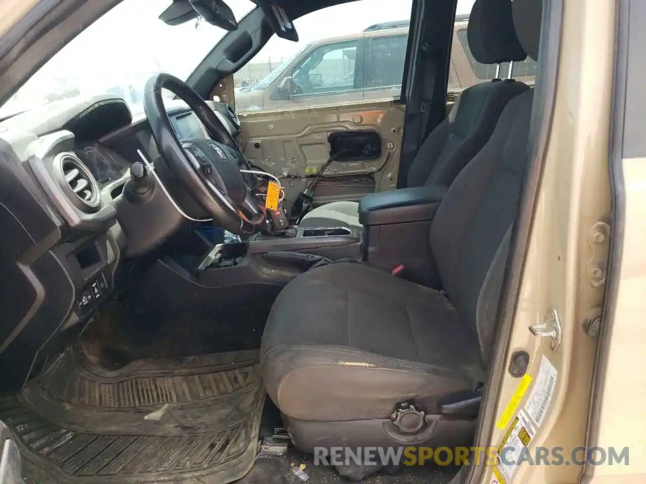 5 Photograph of a damaged car 5TFCZ5AN4KX166140 TOYOTA TACOMA 2019