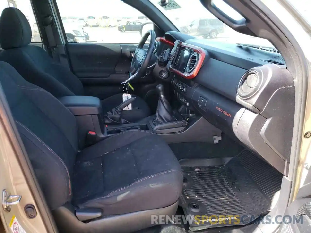 5 Photograph of a damaged car 5TFCZ5AN4KX181883 TOYOTA TACOMA 2019