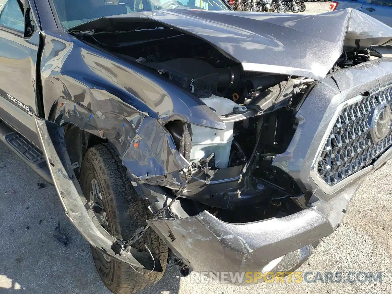 9 Photograph of a damaged car 5TFCZ5AN4KX197565 TOYOTA TACOMA 2019