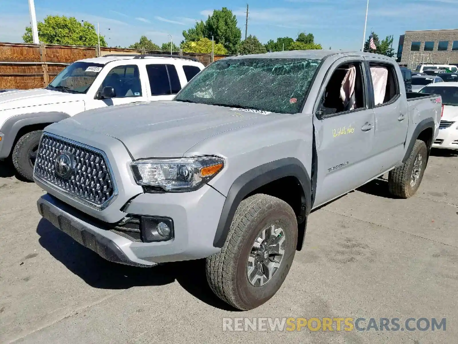 2 Фотография поврежденного автомобиля 5TFCZ5AN5KX172979 TOYOTA TACOMA 2019