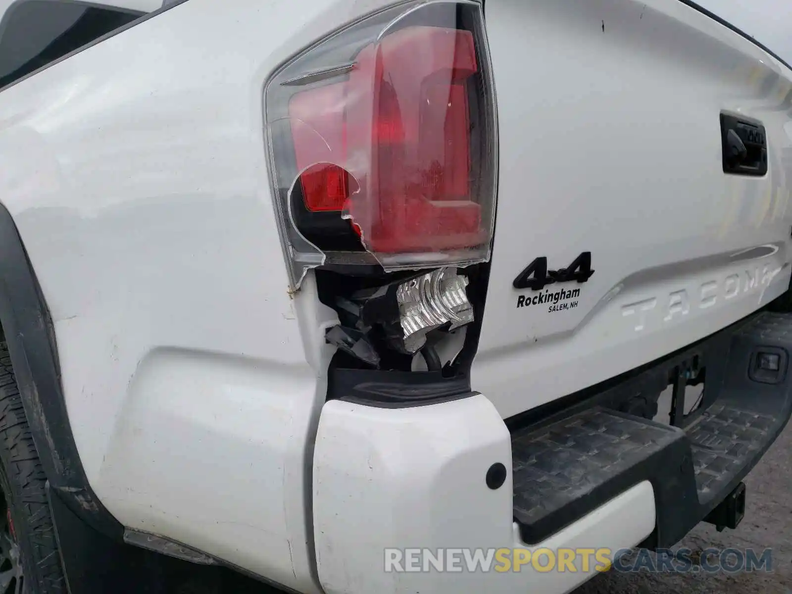 9 Photograph of a damaged car 5TFCZ5AN5KX179012 TOYOTA TACOMA 2019