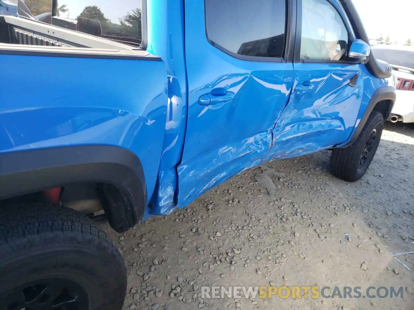 9 Photograph of a damaged car 5TFCZ5AN5KX181665 TOYOTA TACOMA 2019