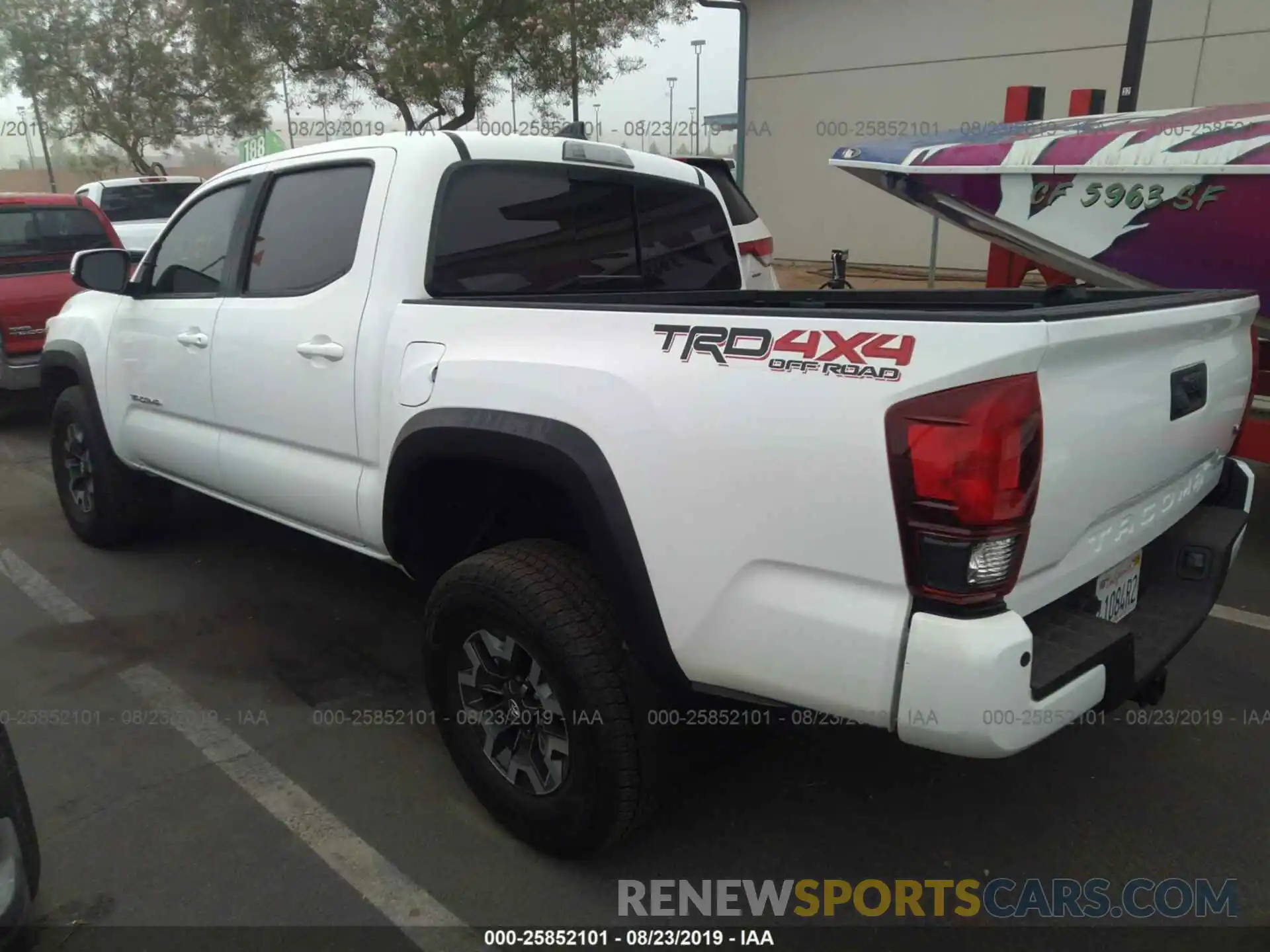 3 Фотография поврежденного автомобиля 5TFCZ5AN5KX183027 TOYOTA TACOMA 2019