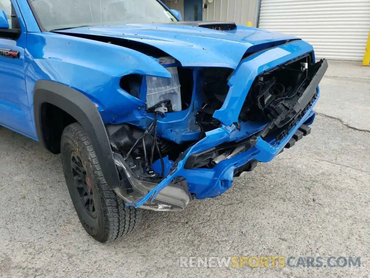 9 Photograph of a damaged car 5TFCZ5AN5KX183383 TOYOTA TACOMA 2019