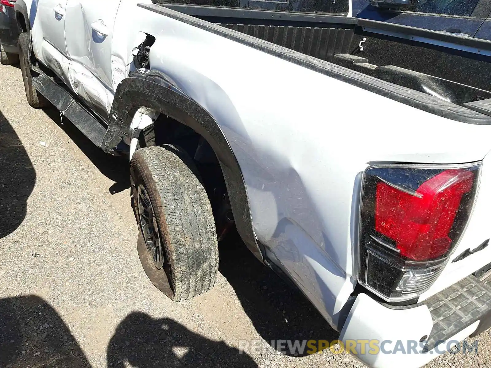 9 Photograph of a damaged car 5TFCZ5AN5KX191077 TOYOTA TACOMA 2019