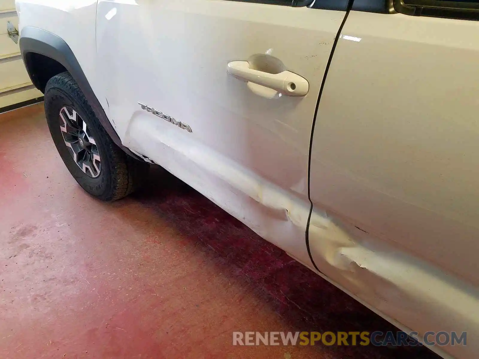 9 Photograph of a damaged car 5TFCZ5AN5KX191516 TOYOTA TACOMA 2019