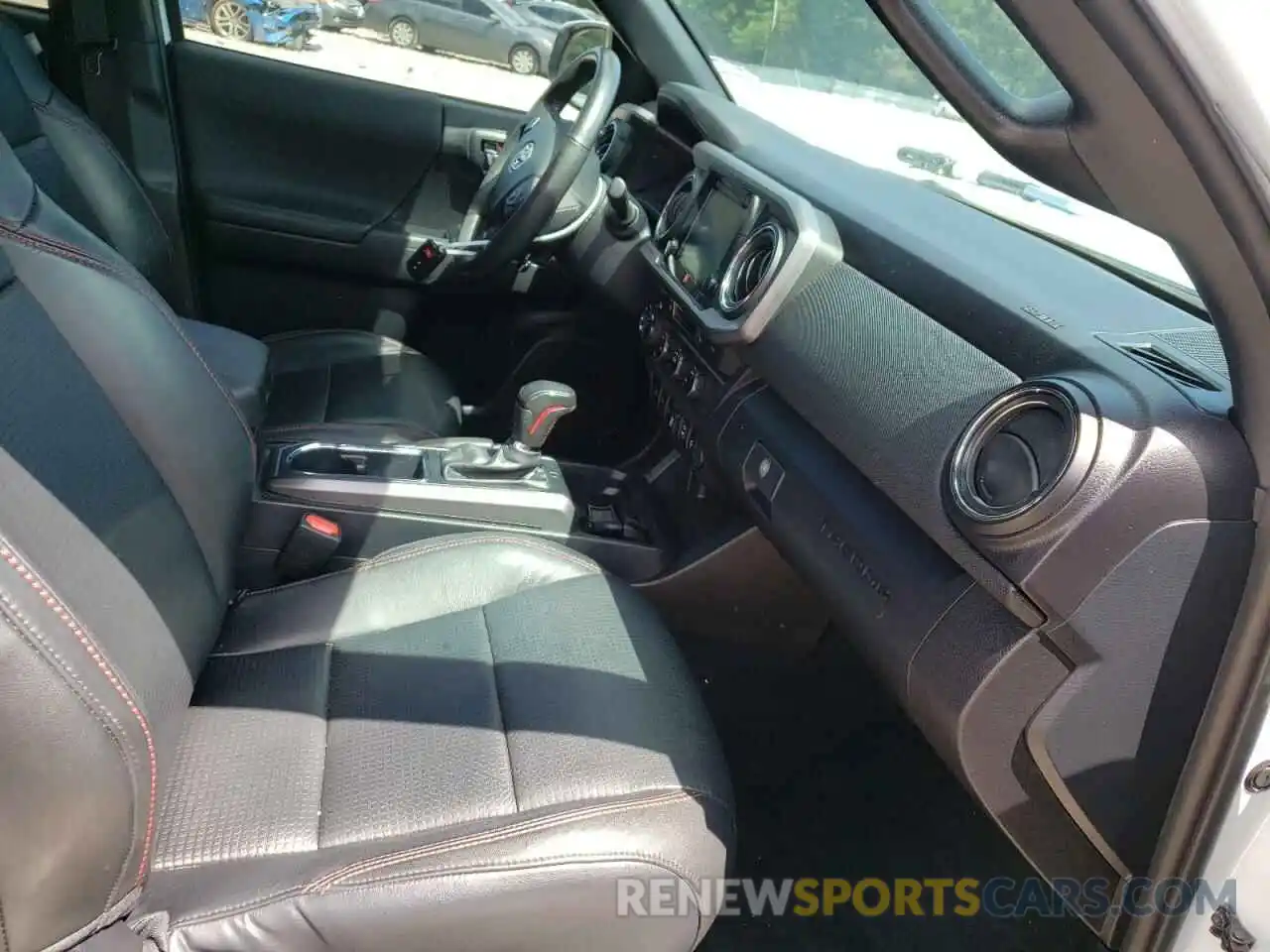 5 Photograph of a damaged car 5TFCZ5AN5KX209514 TOYOTA TACOMA 2019