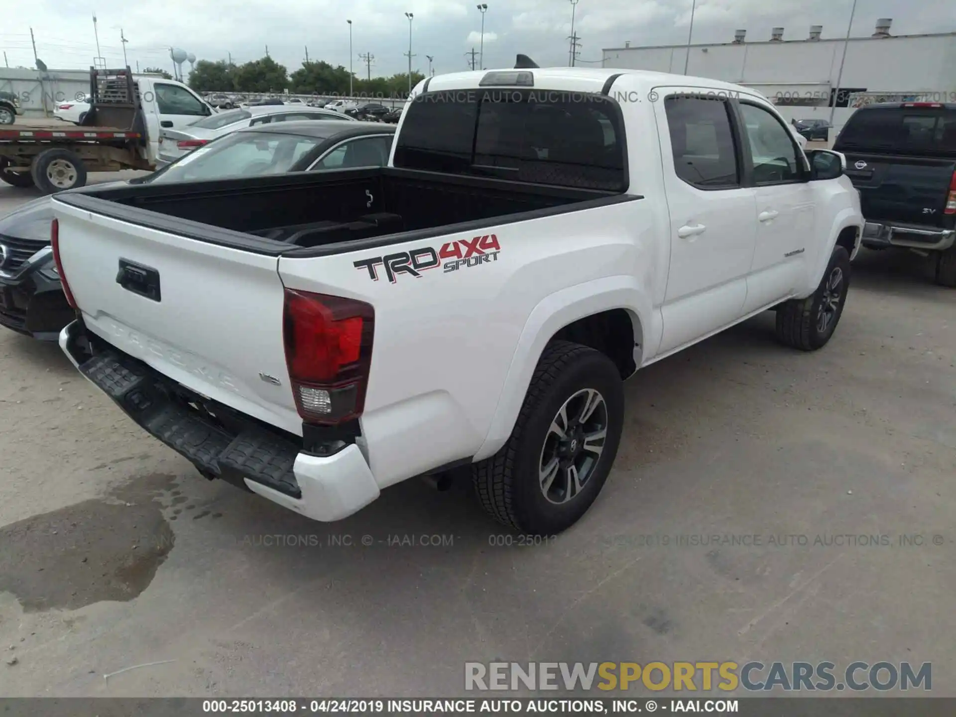 4 Фотография поврежденного автомобиля 5TFCZ5AN7KX170411 TOYOTA TACOMA 2019