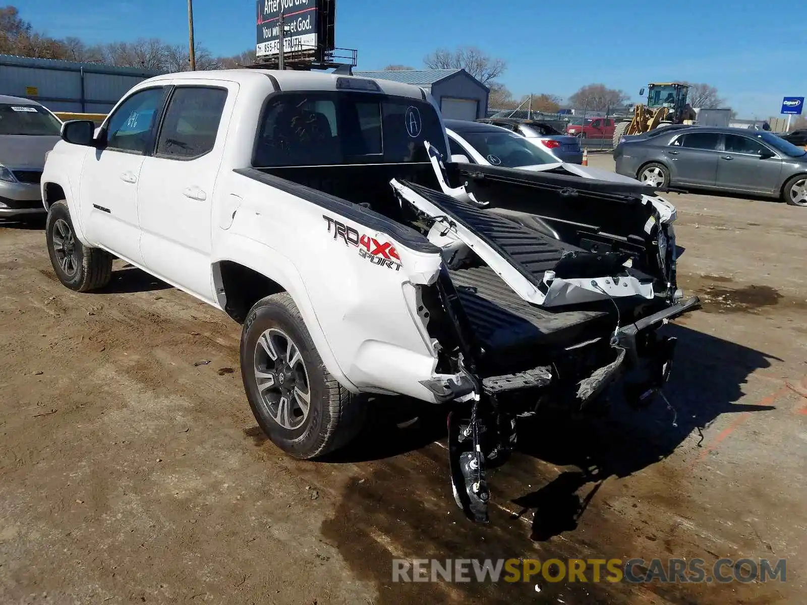 3 Фотография поврежденного автомобиля 5TFCZ5AN7KX176841 TOYOTA TACOMA 2019