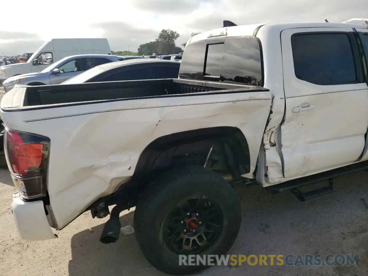 9 Photograph of a damaged car 5TFCZ5AN7KX192327 TOYOTA TACOMA 2019