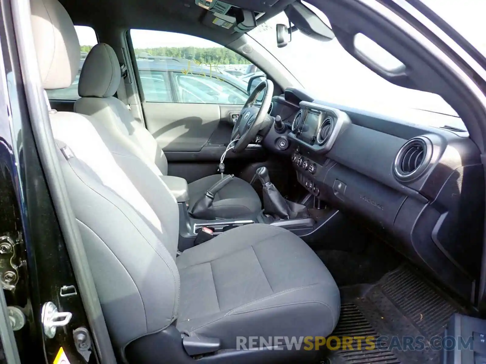 5 Photograph of a damaged car 5TFCZ5AN7KX210499 TOYOTA TACOMA 2019